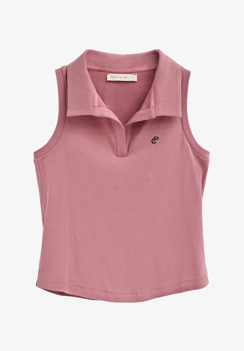 Koszulka polo w jasnoróżowym prążkowanym materiale, bez rękawów, z kołnierzykiem, z małym ciemnym logo na piersi. Gładka faktura, czysta linia.