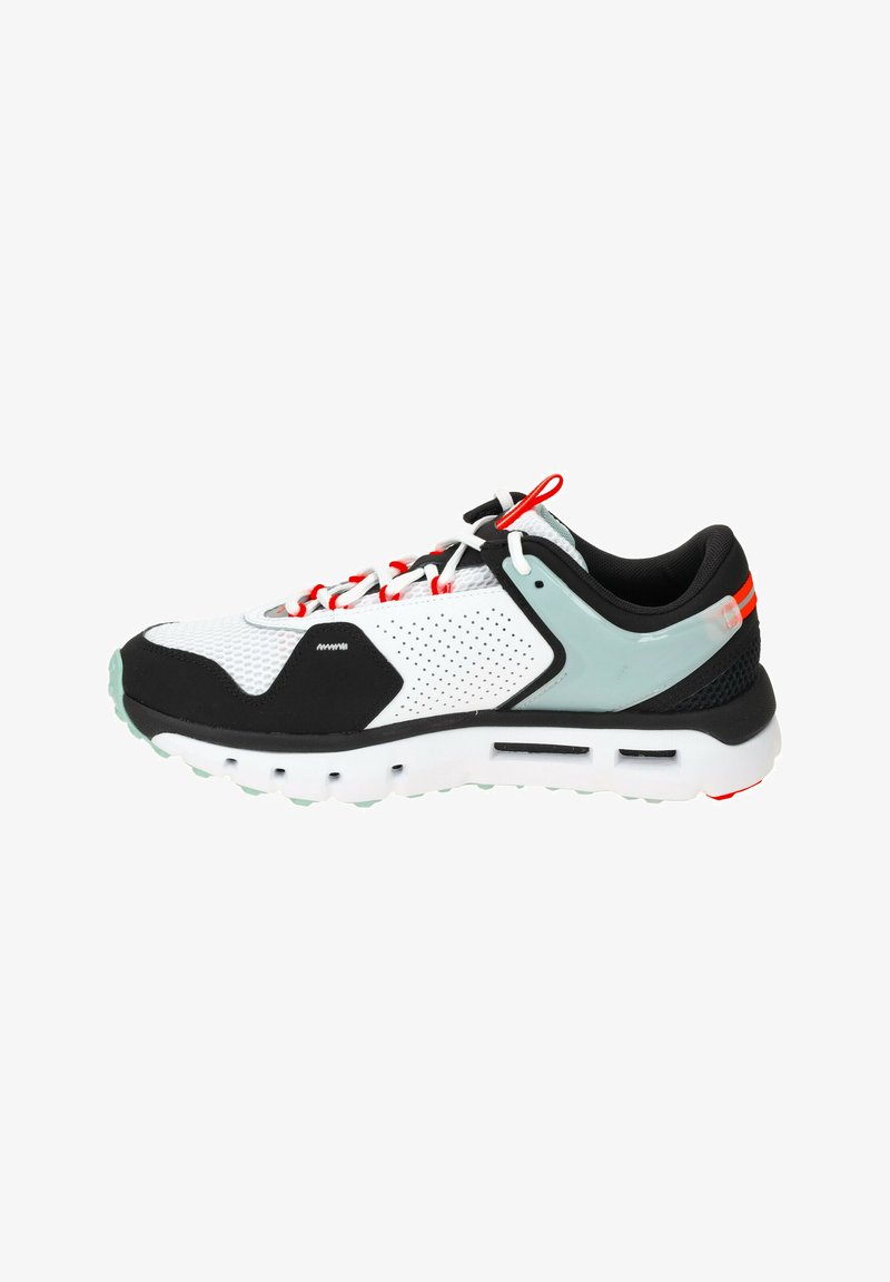 Chaussure de sport mi-haute avec un dessus en maille blanche, accents noirs et lacets rouges. Présente un talon bleu clair et une semelle en caoutchouc texturé.