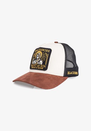 Gorra de béisbol de malla blanca y negra con visera de ante marrón, con un parche que muestra a un santo y el texto "BLACKSKIES SAINT OF SIN GRACE IS GONE."