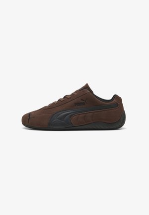 Brązowy zamszowy sneaker Puma z czarnym logo i podeszwą, widok z boku prezentujący niski profil i sznurowadła.