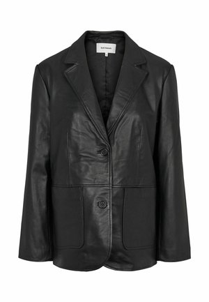 Blazer in pelle nera con revers a punta, due bottoni e due tasche frontali. La texture liscia e il taglio sartoriale esaltano il suo design strutturato.