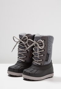 Bottes d'hiver grises avec un design à imprimé léopard, semelle en caoutchouc et tige en synthétique. Caractéristiques : lacets gris et doublure douce en fourrure.