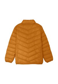 Orange pufferjacka med ett chevron-quiltat mönster, hög krage och långa ärmar. Materialet verkar mjukt och isolerat, lämpligt för kallt väder.