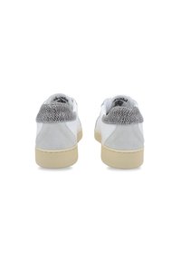 White sneakers with textured gray fabric on the heel, suede accents, and a beige rubber sole. Minimalist design with a clean finish.