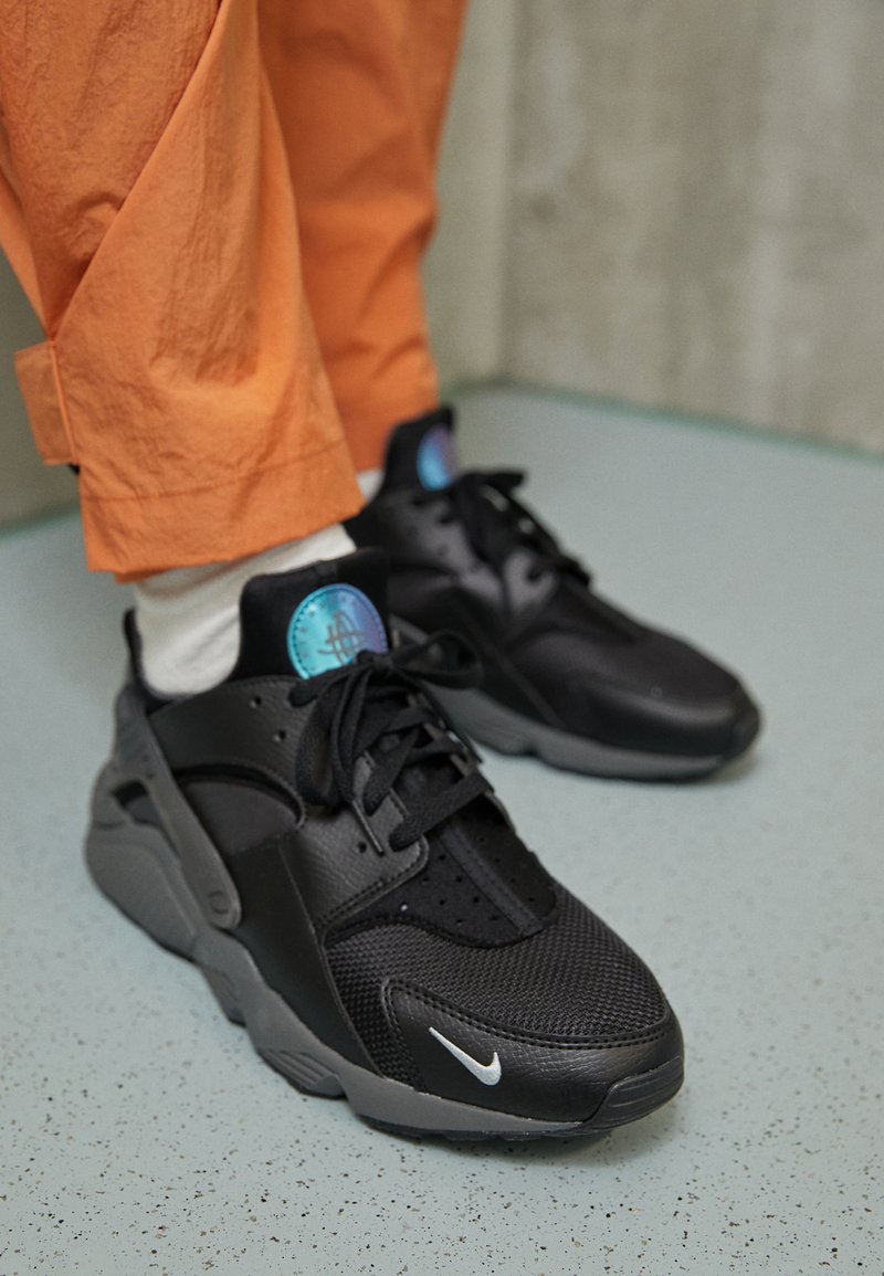 koste gentagelse Fremme Nike Sportswear NIKE AIR HUARACHE - Sneakers - black/blue  lightning/metallic silver/wolf grey/iron grey/blue lightning/sort - Zalando .dk