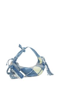Borsa a spalla in denim patchwork con tracolla annodata, frange intrecciate e portachiavi con frange staccabile con logo del marchio.