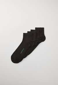 Sosete din bambus negru, cu o textură netedă și vârf întărit. Pachetul include patru perechi cu un detaliu mic reprezentând un logo verde.