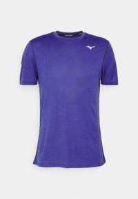 Lila atletisk t-shirt med korta ärmar, rundad halsringning, texturerad tyg och en liten vit logotyp på övre vänstra bröstet.