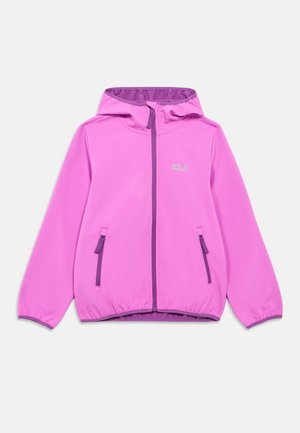 Rosa Softshell-Jacke mit Kapuze, ausgestattet mit einem Frontreißverschluss, zwei Reißverschlusstaschen und kontrastierenden violetten Akzenten. Markenlogo auf der Brust sichtbar.