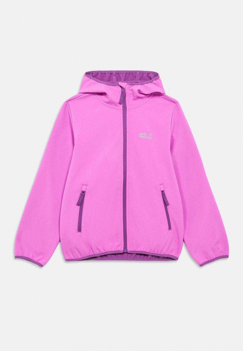 Ροζ μπουφάν softshell με κουκούλα, διαθέτοντας μπροστινό φερμουάρ, δύο τσέπες με φερμουάρ και μοβ αντίθετες λεπτομέρειες. Το λογότυπο της μάρκας είναι εμφανές στο στήθος.