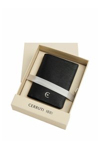 Cartera de piel texturizada negra con logo plateado, asegurada con una cinta gris dentro de una caja de regalo beige con la marca Cerruti 1881.