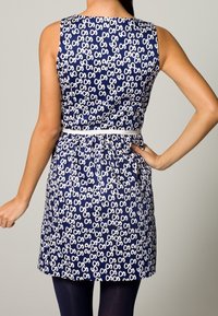 Abito navy con motivo bianco, design senza maniche, vita stretta e orlo dritto. Tessuto testurizzato con un leggero lucore.