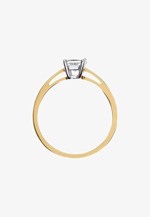 Bague en or avec un anneau fin et un sertissage en diamant géométrique ; présente un design bicolore avec de l'or jaune et un accent en argent.