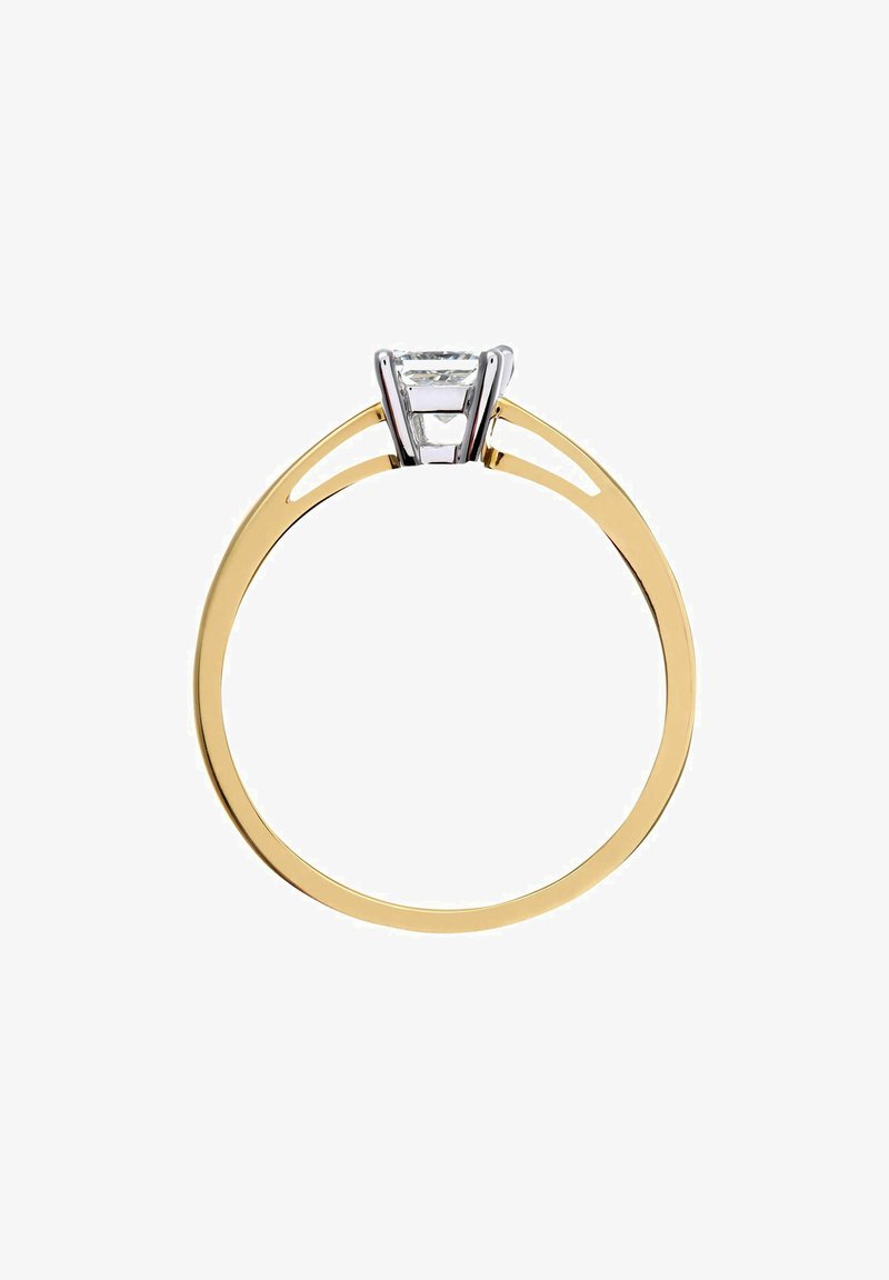 Auksinis žiedas su siaura juosta ir geometriniu deimantų įrenginiu; turi dviejų spalvų dizainą su geltonu auksu ir sidabro akcentu.