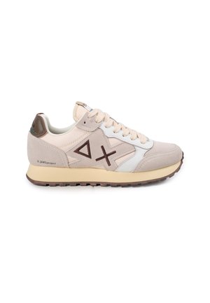 Sneakers realizzati in suede beige e mesh, con un accento in pelle bianca, tallone marrone e logo e suola in contrasto di marrone scuro.