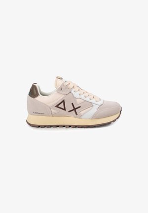 Sneakers realizzati in suede beige e mesh, con un accento in pelle bianca, tallone marrone e logo e suola in contrasto di marrone scuro.