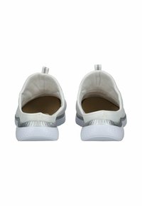 Weiße Slipschuhe mit einem Obermaterial aus strukturiertem Stoff und einer gepolsterten Innensohle. Verfügt über einen silbernen Akzent um die Ferse und weiße Gummisohlen.