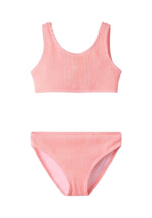 Roze textured stof tweedelig badpak met een tanktop stijl top en bijpassende bikinibroek op een witte achtergrond.