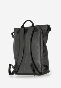 Grijze leren rugzak met verstelbare gevoerde bandjes, roll-top ontwerp en externe ritstas. Gladde textuur met contrasterende zwarte accenten.