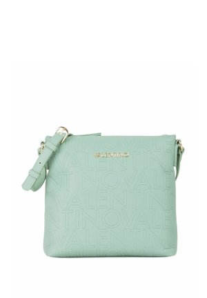 Sac bandoulière Valentino vert menthe avec motif de logo répété en relief et sangle réglable avec boucle dorée.
