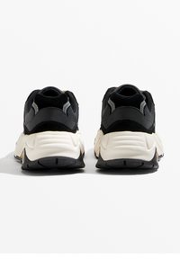 OYSHO Sportcipő - black