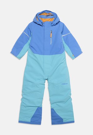 Combinaison de neige une pièce pour enfants en bleu clair et moyen avec capuche, poche poitrine zippée et renforts aux genoux.