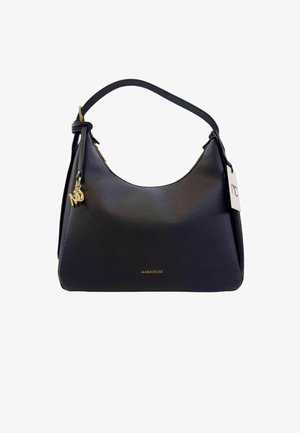 Borsa hobo in pelle nera con una superficie testurizzata, un charm dorato e un logo impresso sulla parte frontale. Presenta una lunga e robusta tracolla.