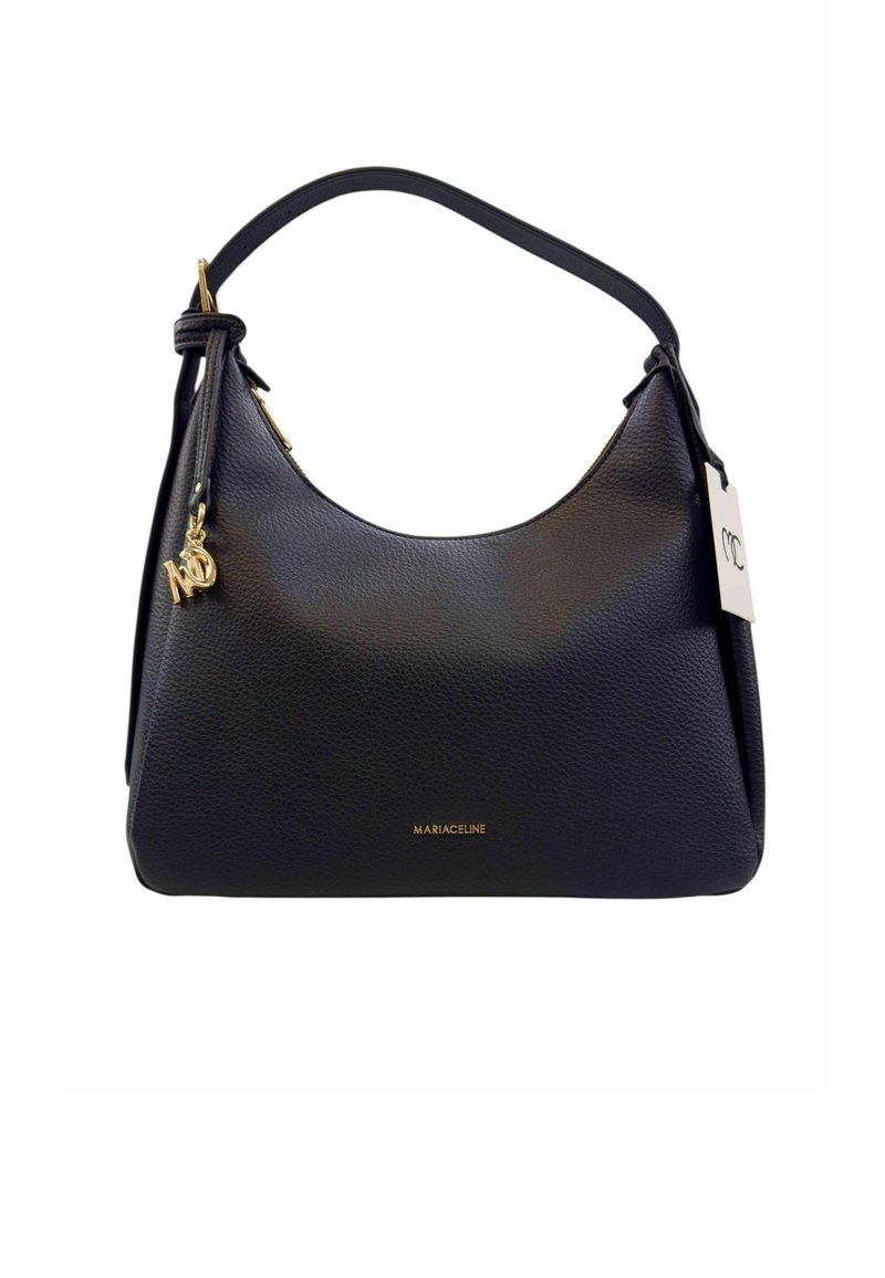 Borsa hobo in pelle nera con una superficie testurizzata, un charm dorato e un logo impresso sulla parte frontale. Presenta una lunga e robusta tracolla.