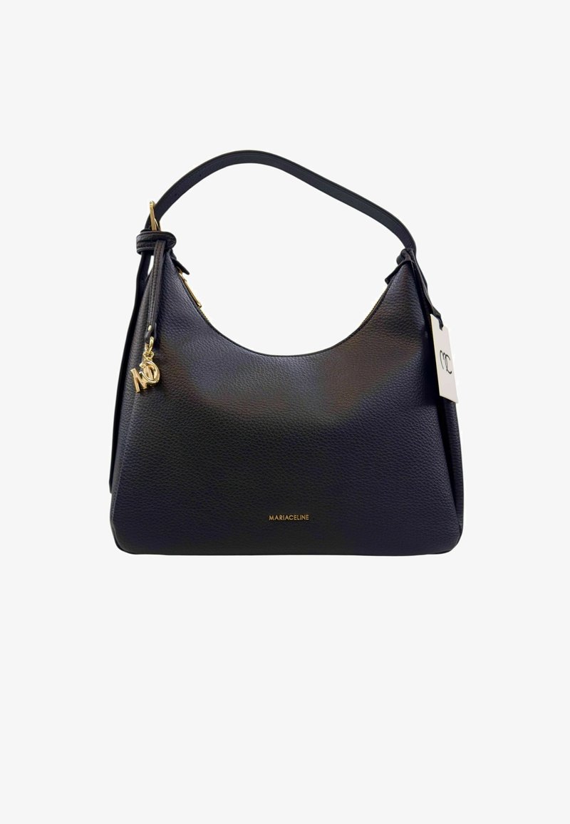 Borsa hobo in pelle nera con una superficie testurizzata, un charm dorato e un logo impresso sulla parte frontale. Presenta una lunga e robusta tracolla.