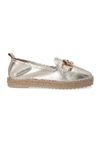 Metallisch silberner Espadrille-Slipper mit runder Zehenpartie, ausgestattet mit einem dekorativen goldenen Kettenakzent und einer mit Jute umwickelten Sohle.