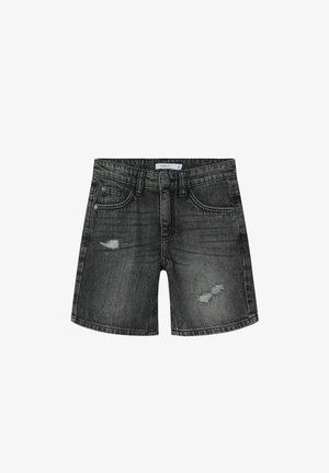 Calções de ganga preta com bainha desfiada e detalhes desgastados. Apresenta cinco bolsos e fecho de botão. Superfície suave com um ligeiro brilho.