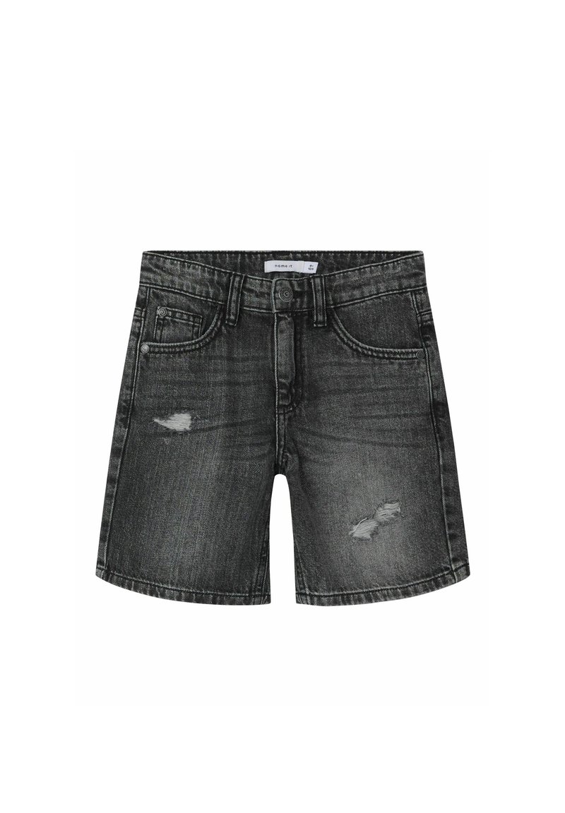 Shorts en denim noir avec un ourlet effiloché et des détails usés. Comprend cinq poches et une fermeture à bouton. Texture lisse avec un léger éclat.