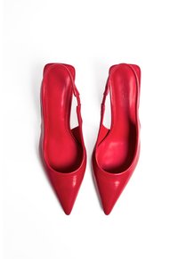 Punaiset nahkaiset slingback-korkokengät, joissa on terävä kärki, sileä pinta ja leikattuja sivuja. Minimalistinen muotoilu ilman näkyvää varustusta.