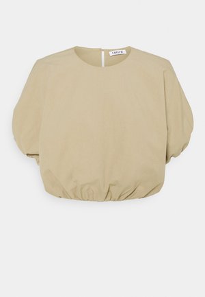 Beige värinen lyhyt pusero, jossa on pussimaiset lyhyet hihat, pyöreä pääntie ja rypytetty helma.