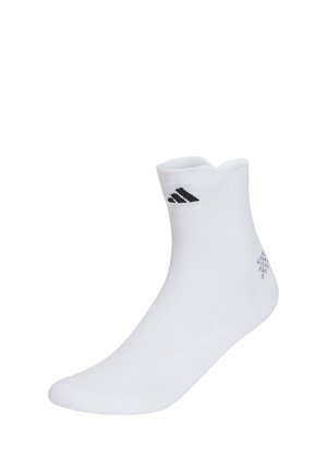 Bílá kotníková ponožka s černým logem Adidas blízko horní manžety, zobrazena na jednoduchém bílém pozadí.