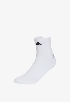 Bílá kotníková ponožka s černým logem Adidas blízko horní manžety, zobrazena na jednoduchém bílém pozadí.