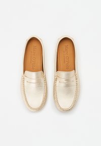 Goldfarbene Slipper aus Leder mit glatter Textur, ausgestattet mit einem erhöhten Nahtdesign und einer gepolsterten Innensohle, die mit "Marc O'Polo" markiert ist.