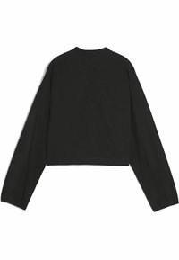 Avskuren svart långärmad topp med en slät textur, rundad halsringning och subtilt drapering bak.