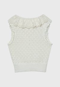 Vit, stickad ärmlös topp med en vågig spetskrage och en texturerad diamantmönster, med ribbade kanter vid fåll och ärmhål.