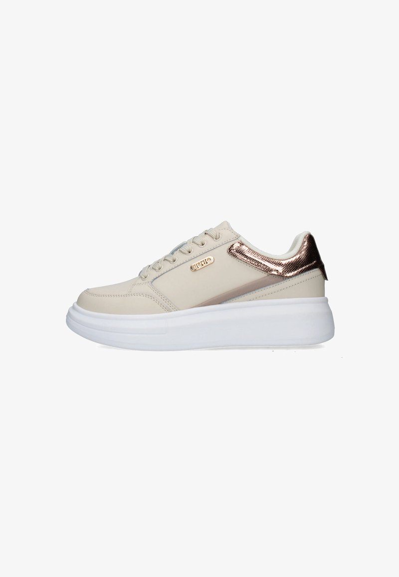 Sneaker beige con suola bianca spessa, dettaglio in metallo oro rosa sul tallone, lacci beige e piccolo logo dorato sul lato, mostrato di profilo sinistro.