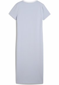 Robe en coton bleu clair à manches courtes et col rond. Longueur au sol, texture lisse, design simple, sans motifs ni embellissements.