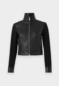 Giacca nera con corpo in pelle e maniche in maglia, design cropped, colletto alto, zip frontale e polsini in pelle. Texture liscia.
