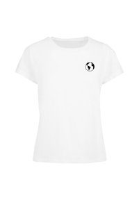 Weißes Baumwoll-T-Shirt mit Rundhalsausschnitt und kurzen Ärmeln, das ein kleines schwarzes Globus-Logo auf der linken Brustpartie zeigt.