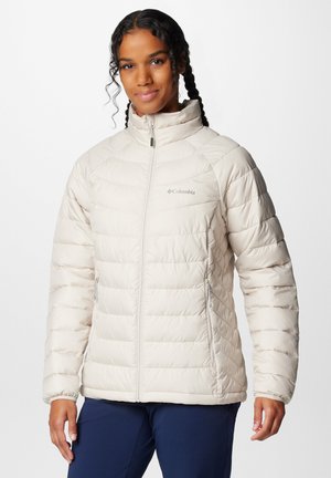 Helle beige isolierte Jacke mit hohem Kragen, Reißverschluss und horizontalem Steppmuster. Verfügt über Seitentaschen und dezente Logodetails.