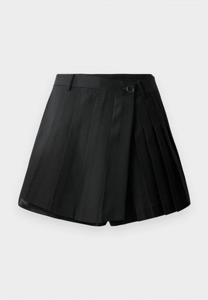 Shorts plissés noirs avec un devant plat, fermeture à bouton et tissu léger. Détails avec des plis marqués et un ourlet net.