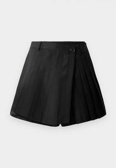 Şorturi negre plisate, cu față plată, închidere prin nasture și material ușor. Detaliate cu plisuri bine definite și o margine curată.