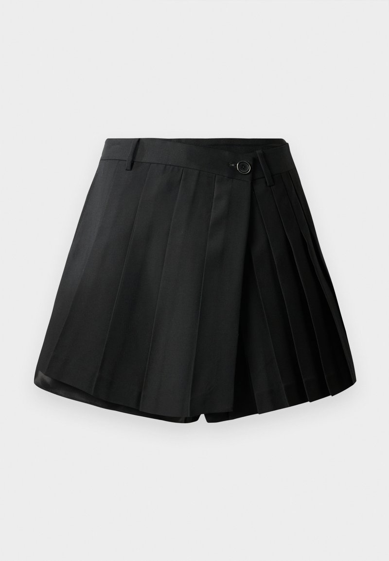 Shorts plissés noirs avec un devant plat, fermeture à bouton et tissu léger. Détails avec des plis marqués et un ourlet net.