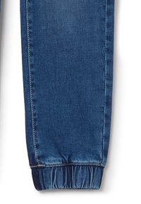 Pantalones jogger de denim azul oscuro con pierna ajustada, que presentan puños elásticos y costuras de contraste a lo largo de las costuras.