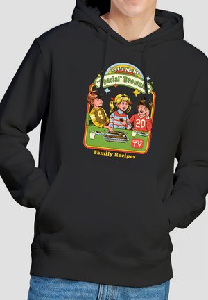 Drei Kinder sitzen an einem Tisch mit Brownies und Milch, auf einem schwarzen Kapuzenpullover steht der Text "Lass uns besondere Brownies machen" und "Familienrezepte".