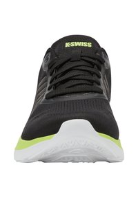 Sort K-Swiss sko med neongrøn logo på tungen, sorte snørebånd, perforeret overdel og hvid sål med en neongrøn accent.
